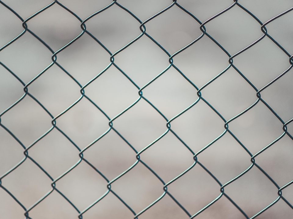 Foto di Min An: https://www.pexels.com/it-it/foto/recinzione-a-catena-683402/
